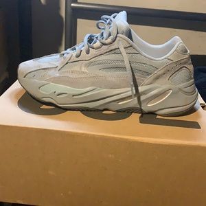 Yeezy hospital blue 700 v2
